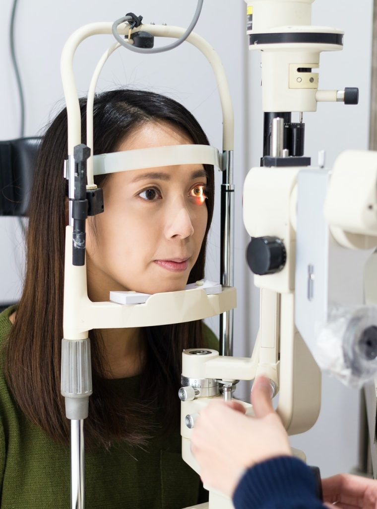 patient-during-an-eye-examination-at-the-eye-clinic.jpg patient-during-an-eye-examination-at-the-eye-clinic.jpg
